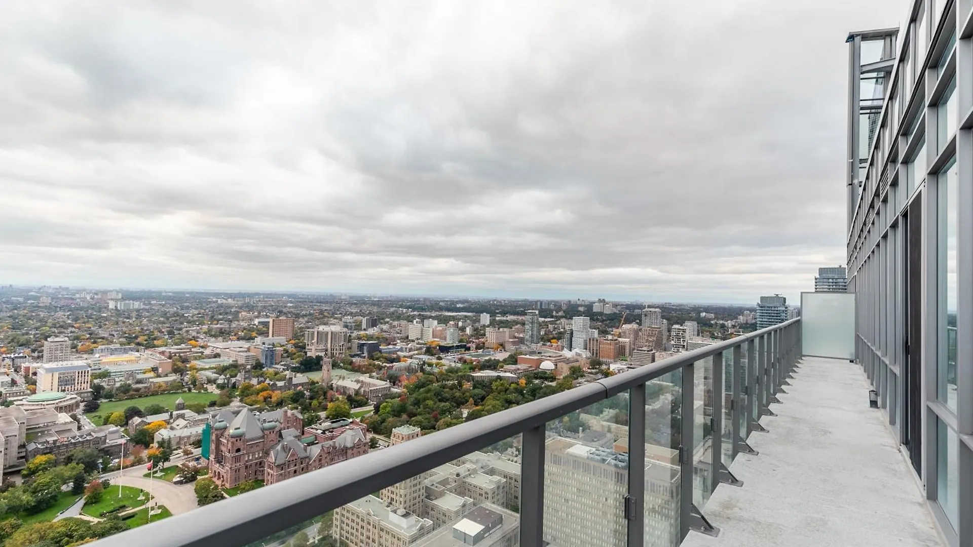 Great View High Rise In Central تورونتو