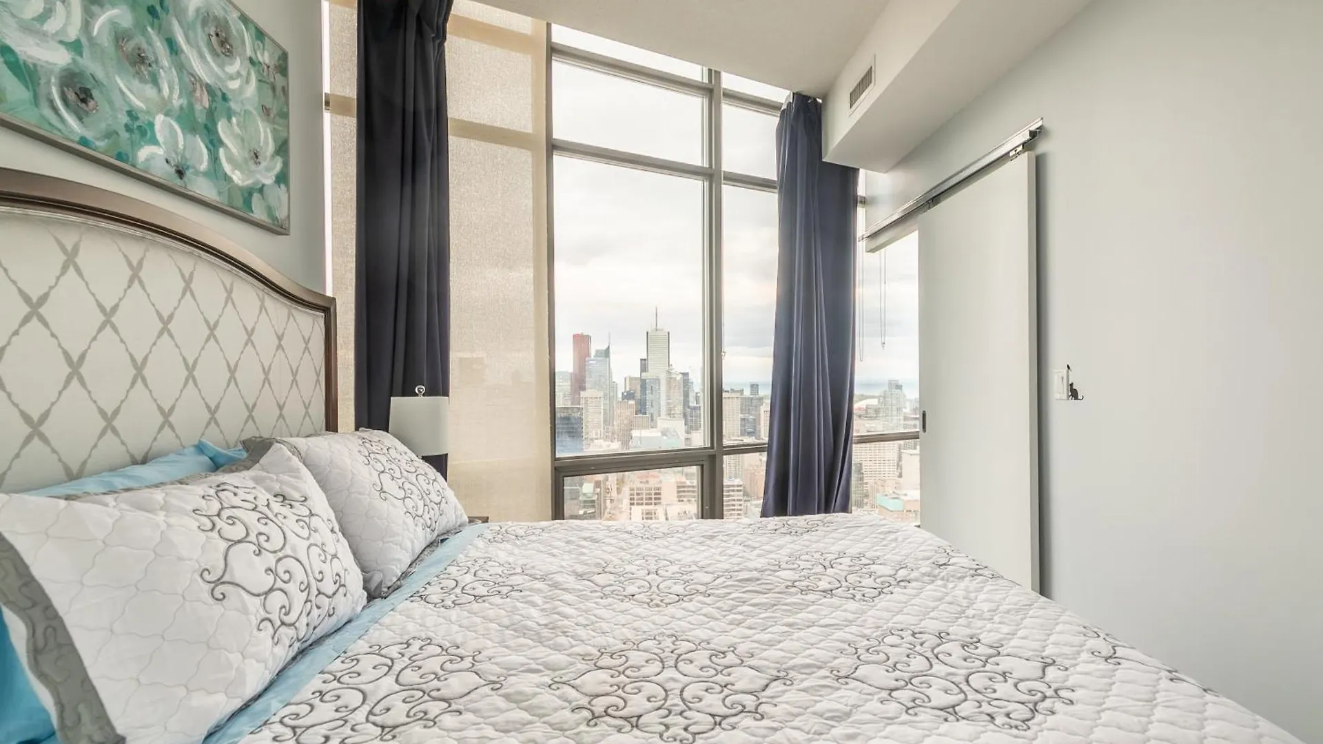 Great View High Rise In Central Toronto Homestay